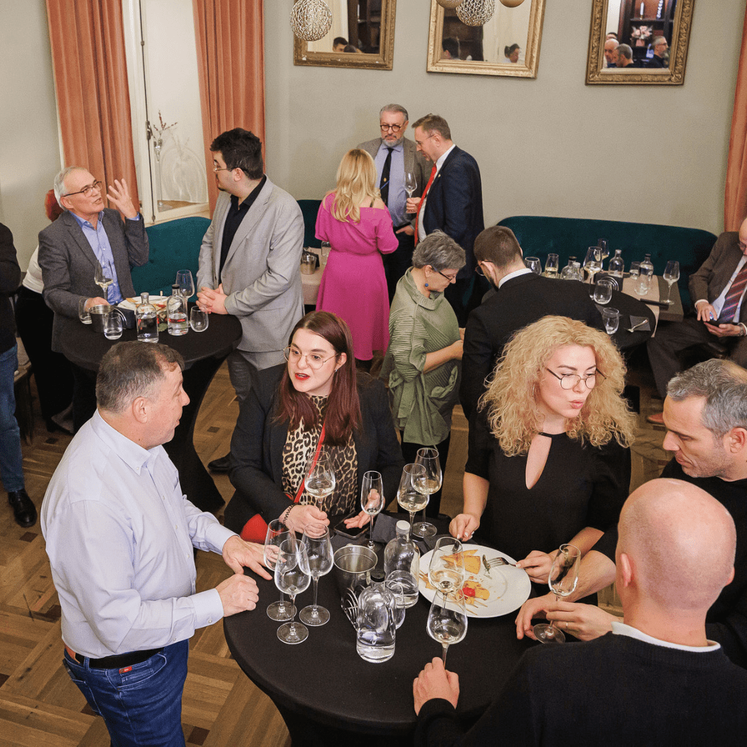 Conversaciones profesionales en evento de vinos españoles