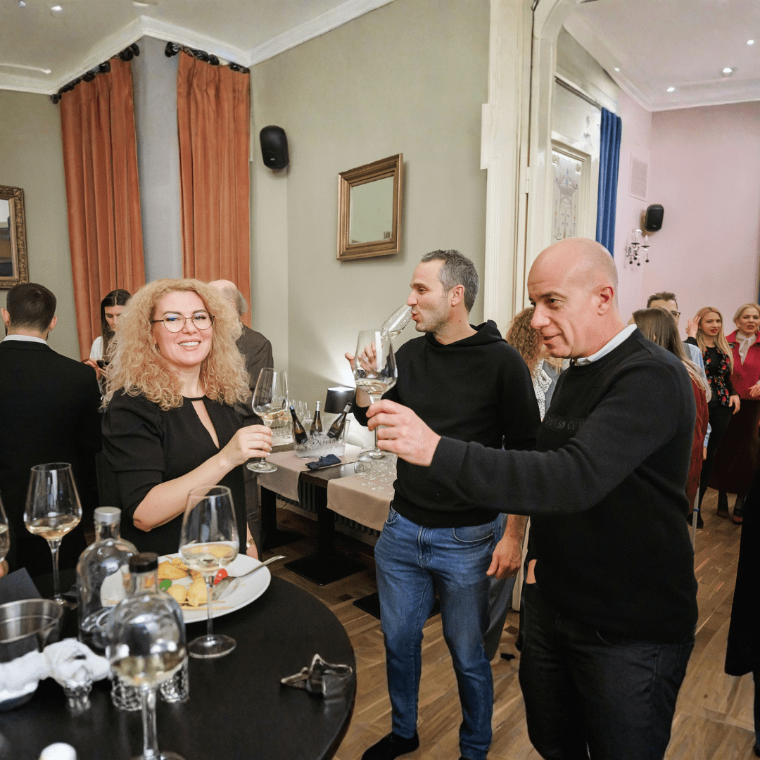 Brindis profesional en evento de vinos españoles
